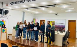 Ganhadores do Concurso de Oratória de Itapiranga recebem Bolsa de Estudos