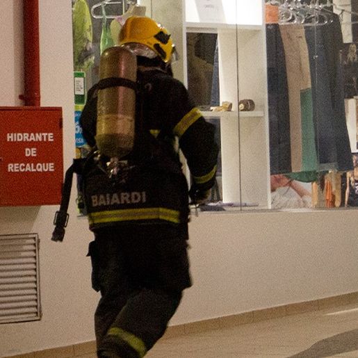 Bombeiros combatem principio de incêndio em prédio no centro de SMO
