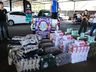 Imperial Supermercados distribui peças de roupas e uma tonelada de alimentos