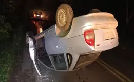 Jovem furta carro de vizinho, capota e é preso após acidente em SC