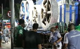 Menina de 11 anos tem perna amputada após ser prensada por carro alegórico no Rio