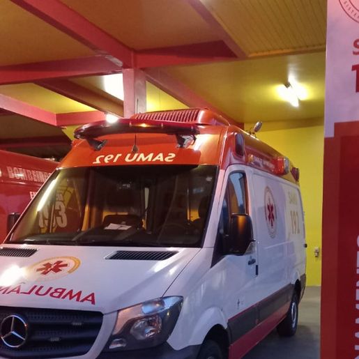 SAMU transfere mulher que caiu de patinete elétrico em Itapiranga