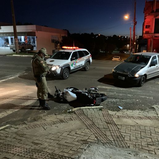 Acidente entre carro e moto deixa motociclista ferido em SMOeste