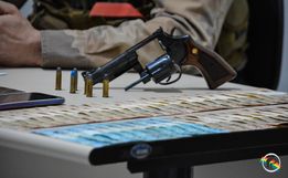 Polícia Militar prende autores de extorsão e posse de arma de fogo