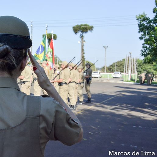 Deputados podem votar projetos que mudam carreira de militares na terça-feira