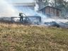 Fogo em vegetação se espalha e atinge galpão no interior de Belmonte