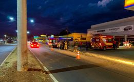VÍDEO: Motorista perde o controle, bate em poste e capota veículo na Willy Barth