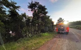 Veículo sai da pista e pega fogo às margens da SC-496, em Descanso