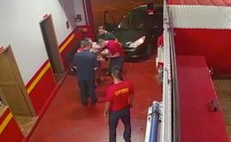 VÍDEO: Bebê é salva por bombeiros após engolir água do banho