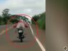 Motociclista pilota na posição 'superman' e quase se envolve em acidente em Descanso