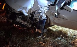 Motorista sofre ferimentos em colisão contra caminhão