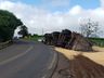 Carreta carregada com cereais tomba na SC-163, entre Descanso e Iporã do Oeste