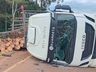 Caminhão carregado com toras tomba na SC-161 entre Saltinho e Campo Erê