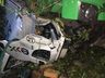 Motorista perde o controle da direção, tomba caminhão e por pouco não atinge residência