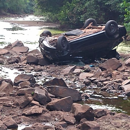 Carro cai de ponte no interior de Mondaí 