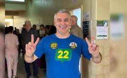 Candidato a prefeito, Edenilson Zanardi, vota na escola La Salle 