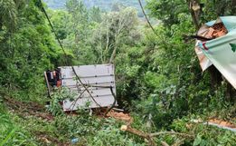 Criança morre após caminhão de Chapecó tombar na BR-282 em Joaçaba 