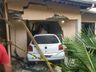 Carro invade casa e deixa sete pessoas feridas