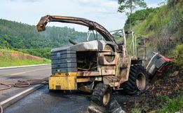 Fogo destrói colheitadeira na BR-282 em Paraíso 
