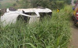 Condutor derrapa em pedras e sai da pista na SC-160