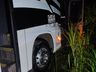 Ônibus com 49 passageiros se envolve em acidente na BR-470
