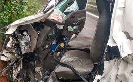 Acidente entre carro e caminhão deixa três pessoas feridas