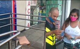 Motoboy encontra R$ 1.700 e salva festa de aniversário de criança
