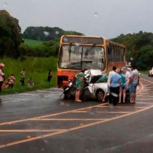 Cinco pessoas morrem em acidente entre carro e ônibus