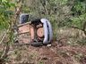 Carro sai da pista cai de ribanceira e fica preso em árvores na BR-282 em Iraceminha