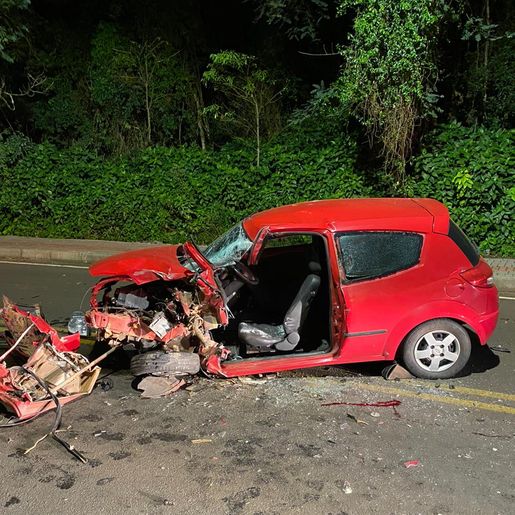 Colisão frontal deixa mulher morta na SC-157