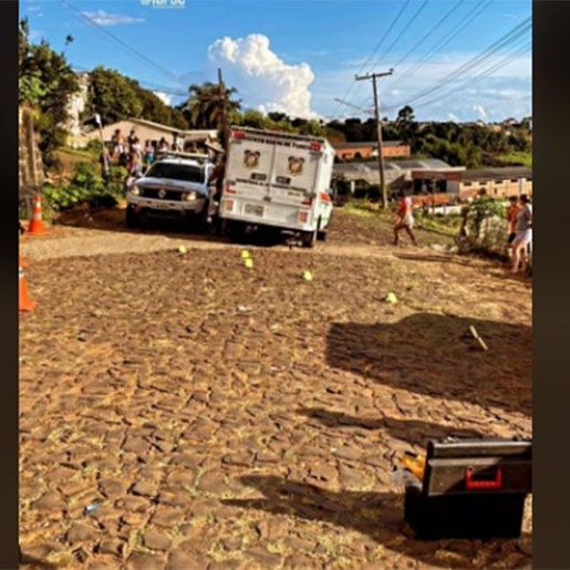 Homem é morto a facadas enquanto segurava filha no colo
