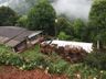 Caminhoneiro morre em tombamento em propriedade rural