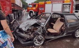 Colisão entre caminhão e carro deixa dois feridos