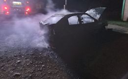 Carro é destruído por incêndio em frente ao bar em São José do Cedo