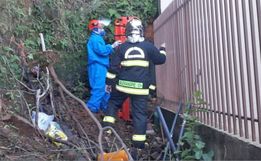 Idoso cai em barranco e fica preso entre pedras e muro durante trabalho