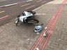 Vídeo: Motociclista e pedestre sofrem ferimentos em atropelamento 
