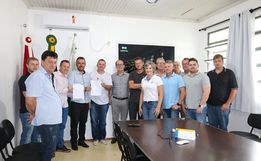 Administração entrega 1ª licença ambiental expedida pelo CONDER para Iporã do Oeste