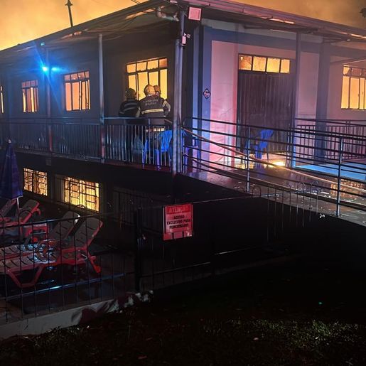 Incêndio destrói prédio do Piscina Clube de Palma Sola 