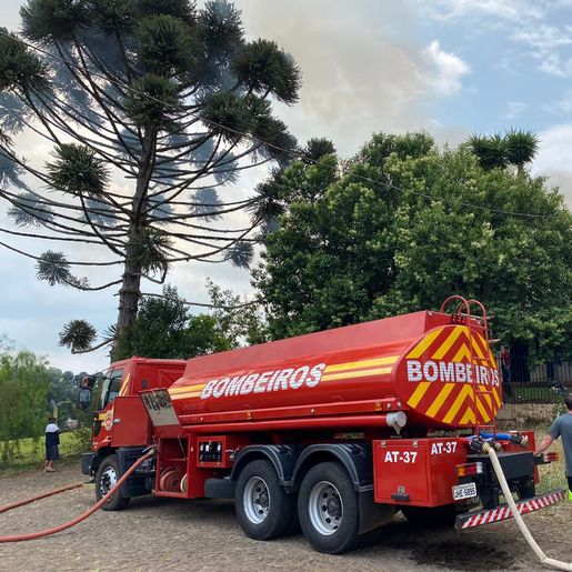 Residência é danificada por incêndio em São Miguel do Oeste 