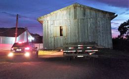 PRF flagra casa sendo transportada irregularmente na BR-282 em SC
