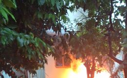 Parte interna de veículo é consumida pelo fogo em São José do Cedro