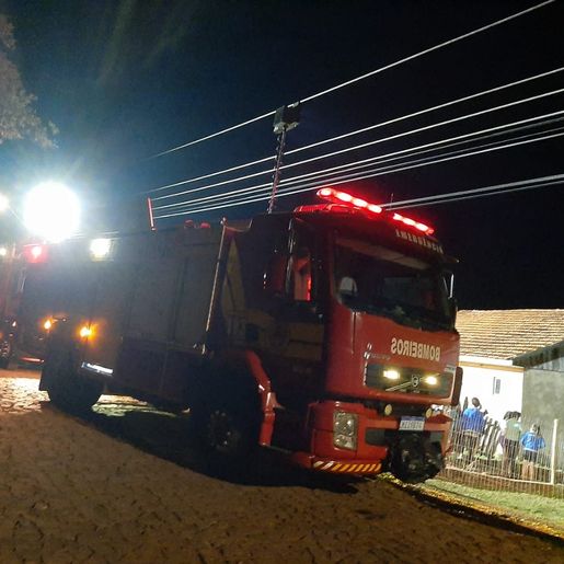 Incêndio destrói casa no interior de Anchieta