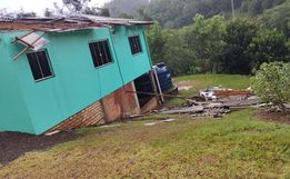Temporal destelha casas e galpões no interior de Bandeirante