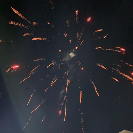 Mesmo na pandemia, chegada de 2021 é comemorada com queima de fogos 