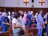 Com igreja cheia, fiéis acompanham celebração de Finados do lado de fora