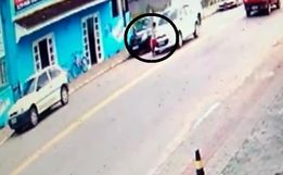VÍDEO: Criança é atropelada, vira "mortal" no ar, mas sai andando em SC