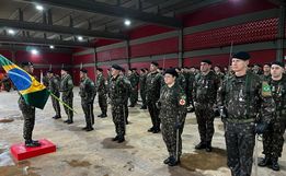 Militares do Exército prestam juramento à Bandeira em solenidade do Dia do Soldado