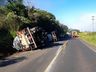 Tombamento de caminhão com combustível tem vazamento em rodovia e óbito em Quilombo