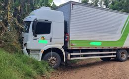 Saída de pista de caminhão deixa uma pessoa ferida em Tunápolis