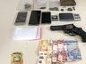 Polícia aprende drogas, dinheiro e arma em casa de adolescente